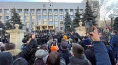 Активиста Стерненко, осужденного на 7 лет, вывезли из здания суда под выкрики толпы (видео)