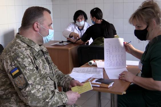 На Харьковщине вакциной против COVID-19 начали прививать военных медиков
