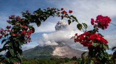 В Индонезии проснулся вулкан Синабунг (фото)