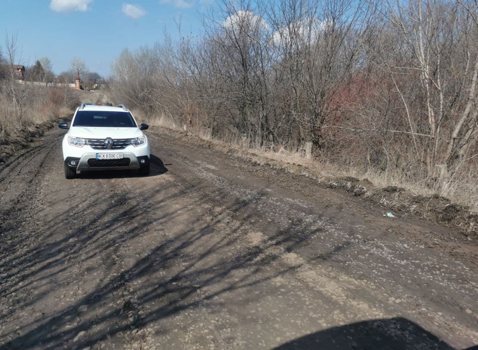 Жителям Харьковщины пообещали привести в порядок дорогу, которую не ремонтировали 30 лет (фото)