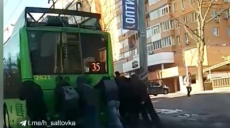 Харьковчане завели троллейбус «с толкача» (видео)