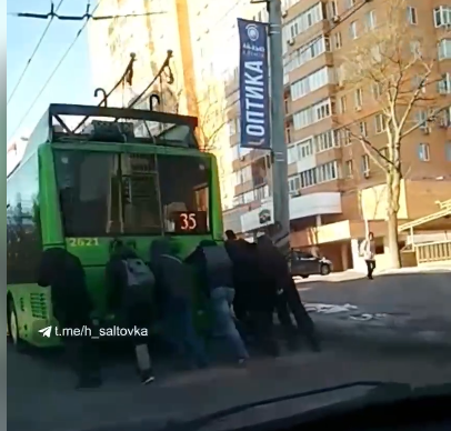 Харьковчане завели троллейбус «с толкача» (видео)