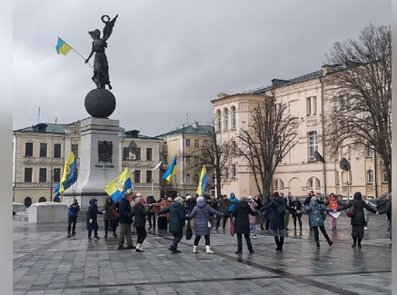 В центре Харькова — «ритуальные пляски» против вакцинации и роста тарифов (видео)