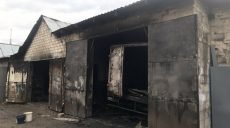 Под Харьковом сгорел гараж с автомобилем (фото)