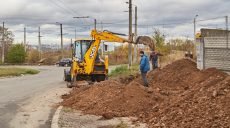 Ситуация в Лозовой: ремонтируют самый сложный участок водопровода – под железной дорогой