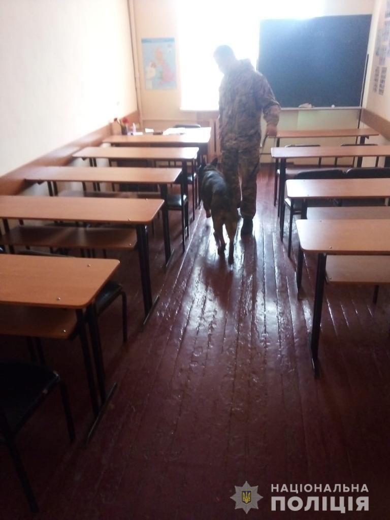 В Харькове из школы эвакуировали более тысячи детей и учителей из-за сообщений о минировании