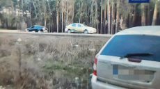 В Харькове водитель Chevrolet врезался в столб электропередач. Столб упал на дорогу