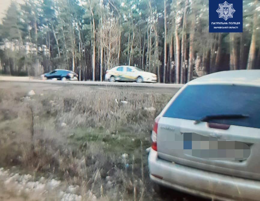 В Харькове водитель Chevrolet врезался в столб электропередач. Столб упал на дорогу