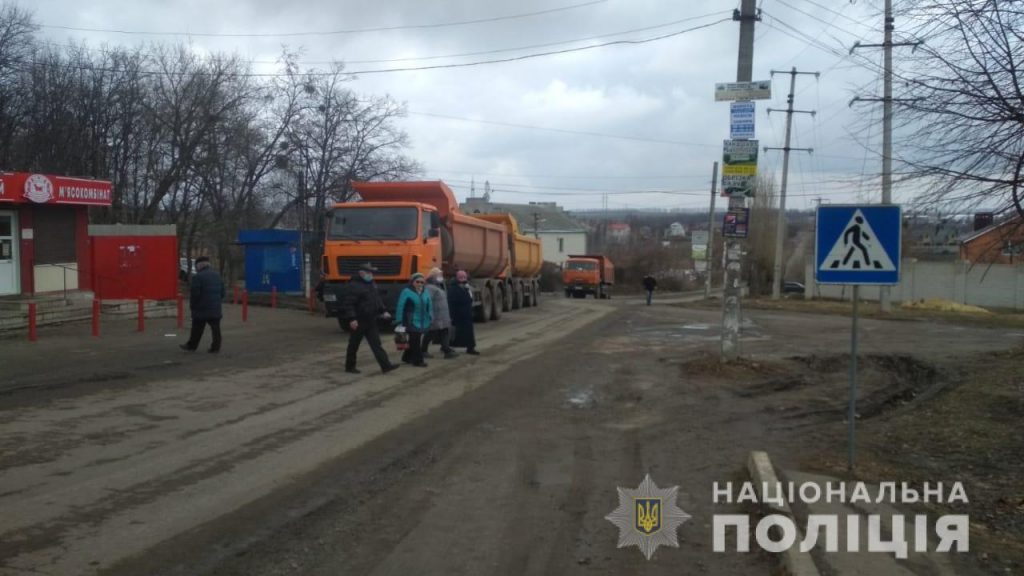 Протесты против добычи песка: на Харьковщине активисты перекрыли движение грузовиков (фото)