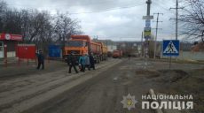 Протесты против добычи песка: на Харьковщине активисты перекрыли движение грузовиков (фото)