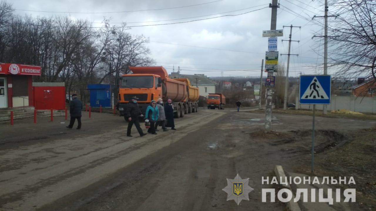 Протесты против добычи песка: на Харьковщине активисты перекрыли движение грузовиков (фото)