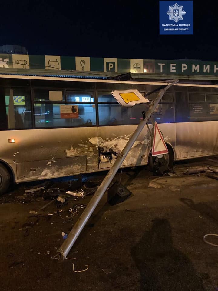 В Харькове на маршрутку упал столб — полиция сообщила подробности (фото)