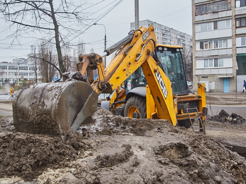 В Лозовой начали санировать аварийный участок водопровода под железной дорогой
