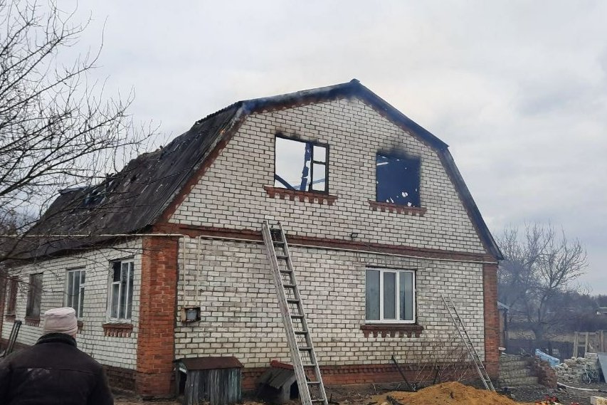 На Харьковщине сгорел большой частный дом (фото)