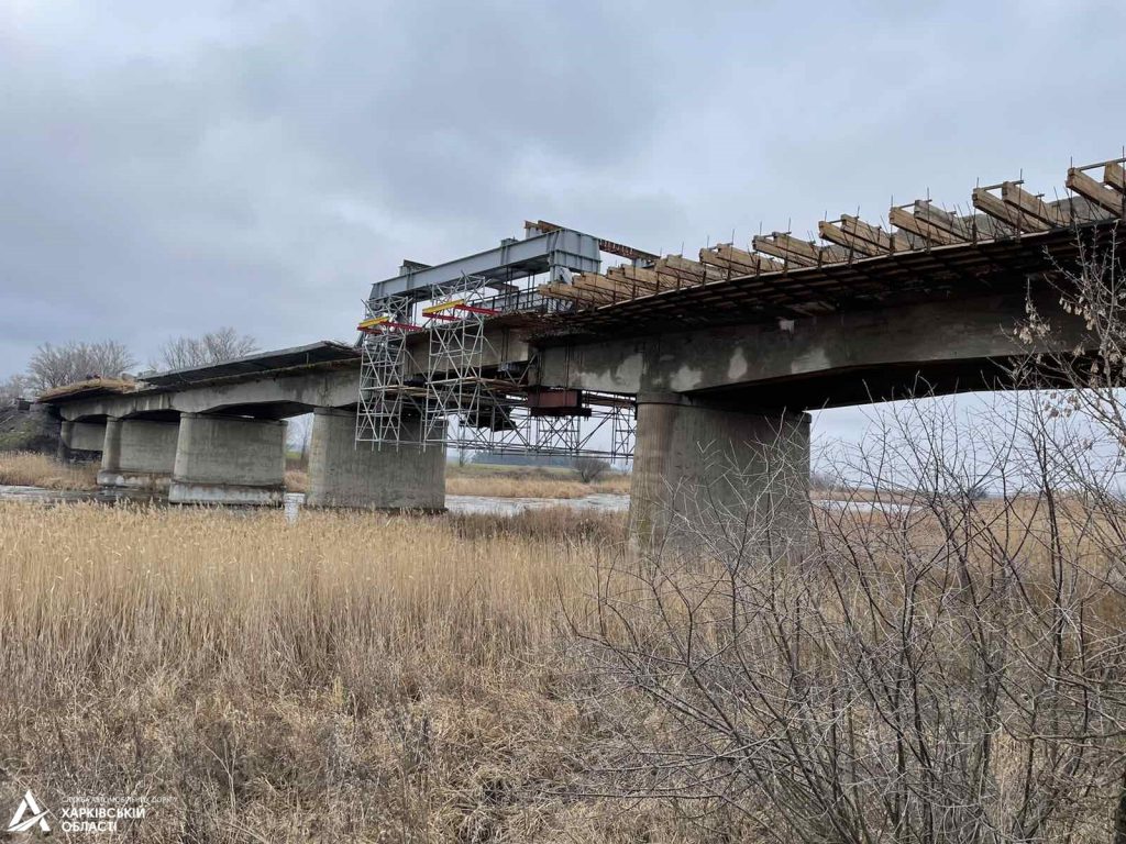 На границе Харьковской и Днепропетровской областей ремонтируют мост (фото, схема объезда)