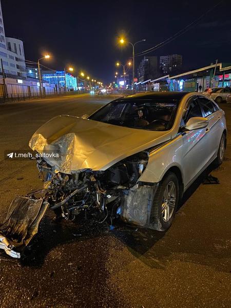 В Харькове водитель сбил столб, столб упал на маршрутку (фото)