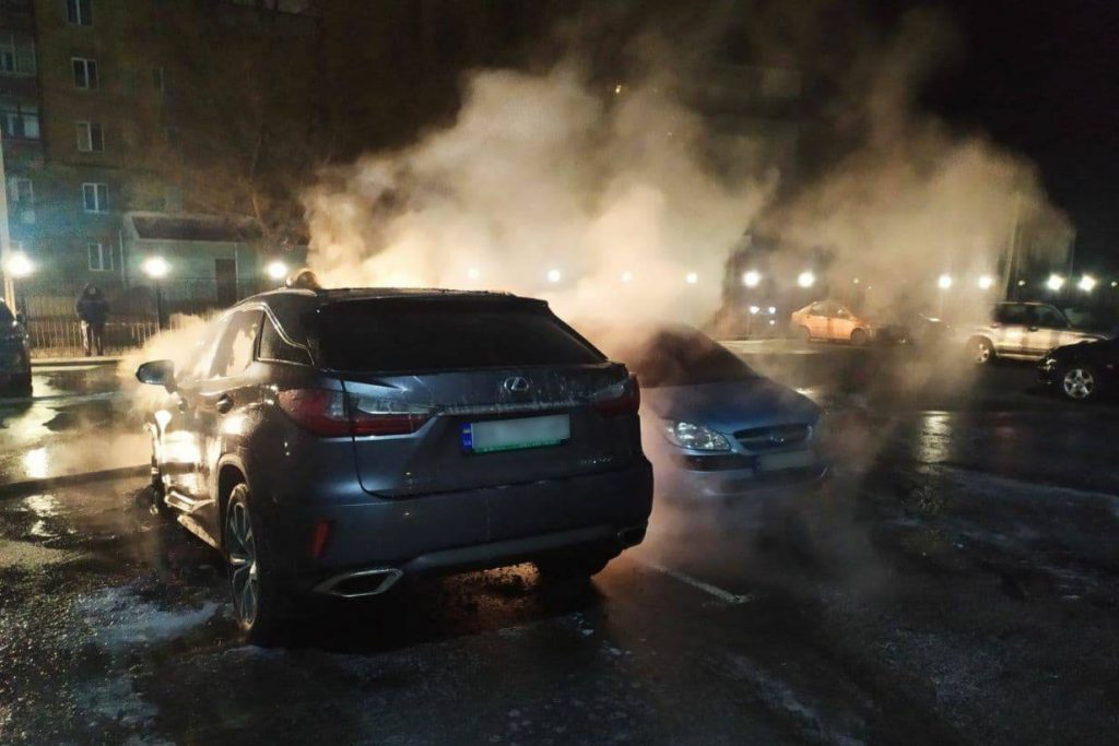В Харькове ночью подожгли иномарки (фото)