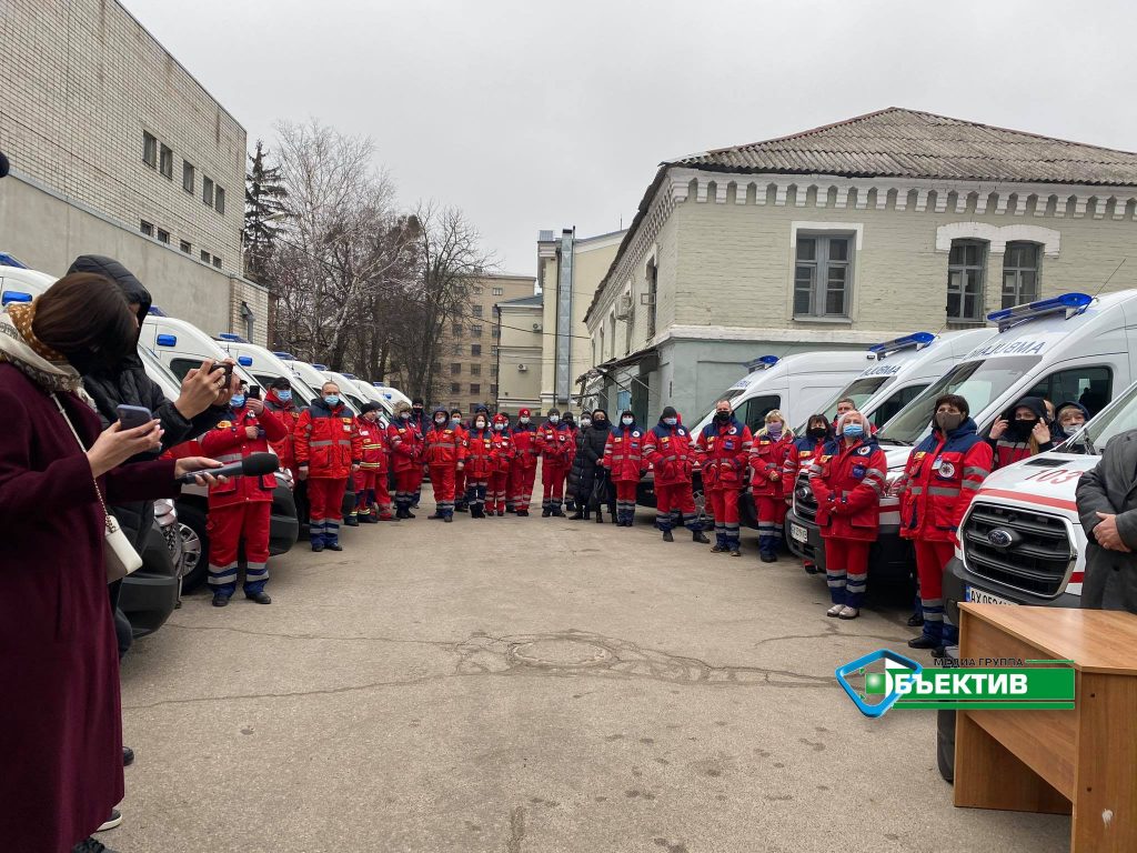 Бригадам харьковской «скорой» передали новые автомобили с аппаратами ИВЛ (видео, фото)