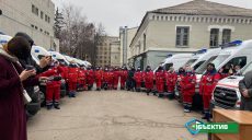 Бригадам харьковской «скорой» передали новые автомобили с аппаратами ИВЛ (видео, фото)