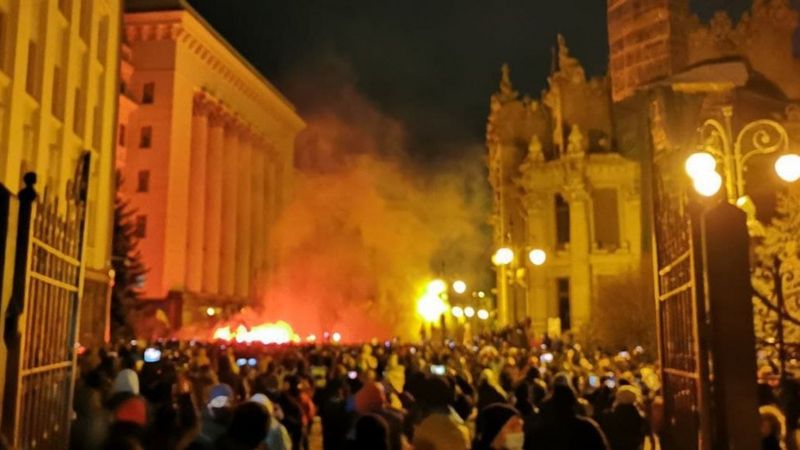 Возле Офиса президента протестовали сторонники Стерненко — фейерверки, файеры, двери облиты краской