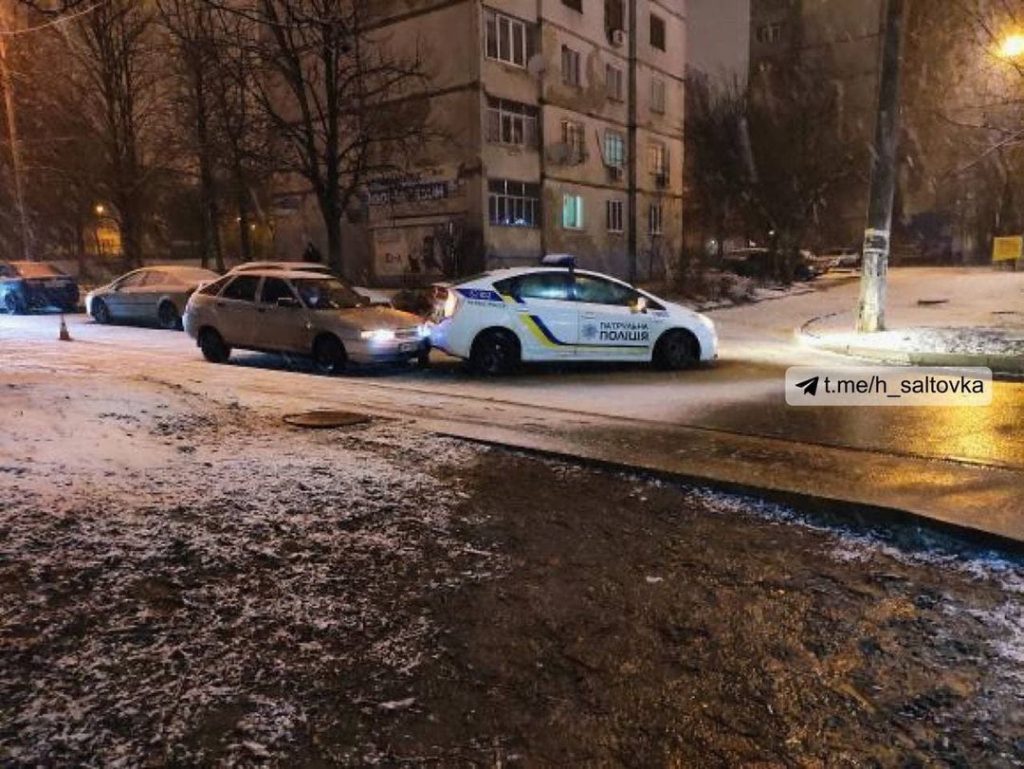 Патрульный автомобиль в Харькове попал в аварию (фото)