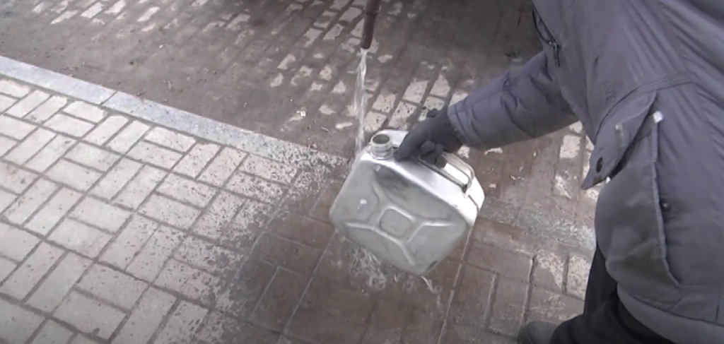 Тільки-но дали воду, аж тут новий порив: чиновники обіцяють 5 мільйонів на ремонт труби у Лозовій (відео)