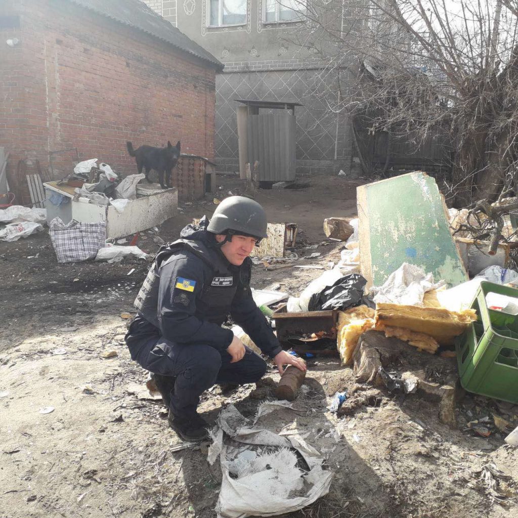 В Харькове во дворе жилого дома обнаружили снаряд (фото)