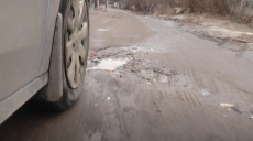 «Менше собі до кишені кладіть»: харків’яни з приводу дороги на вулиці Омській (відео)