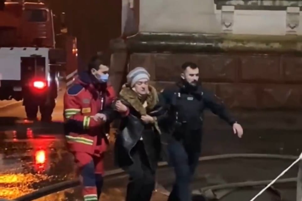 Харьковские спасатели три часа тушили пожар в пятиэтажке (фото)