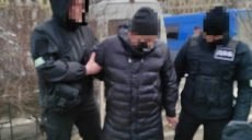 В Харькове задержали мошенника, который представлялся полицейским и брал взятки за решение проблем с законом