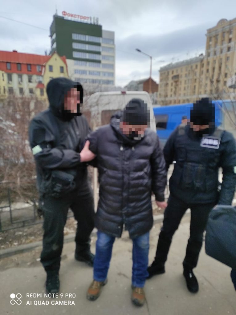 В Харькове задержали мошенника, который представлялся полицейским и брал взятки за решение проблем с законом
