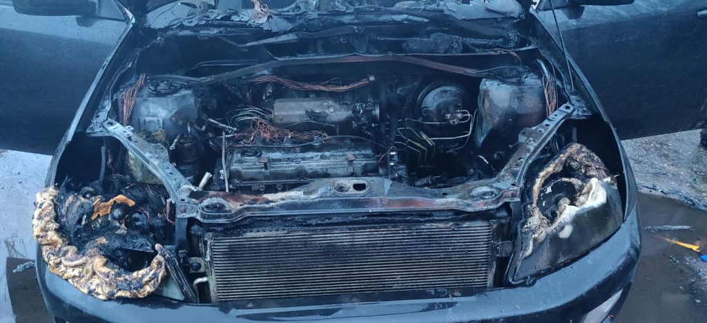 На Харьковщине во время движения сгорел автомобиль (фото)
