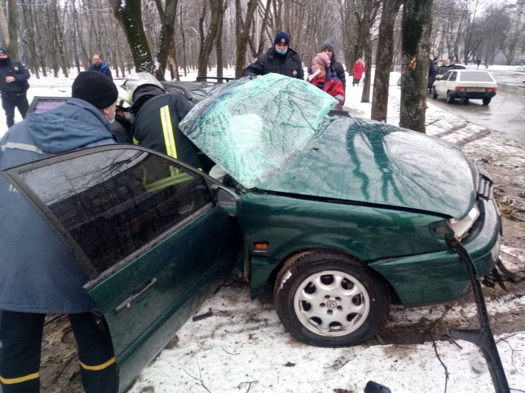 В Харькове спасатели деблокировали водителя из салона авто, врезавшегося в дерево (фото)