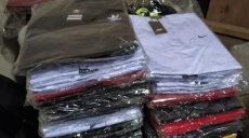 Слобожанские таможенники обнаружили незадекларированную партию брендовых футболок