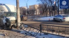 В Харькове водитель грузовика столкнулся с легковушкой и врезался в столб (фото)
