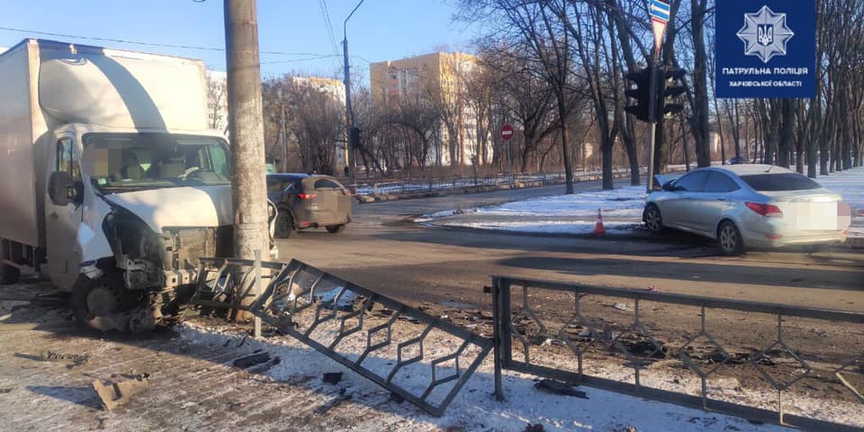 В Харькове водитель грузовика столкнулся с легковушкой и врезался в столб (фото)