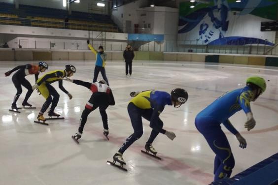 Харьковчане завоевали 18 медалей на чемпионате Украины по шорт-треку среди юниоров