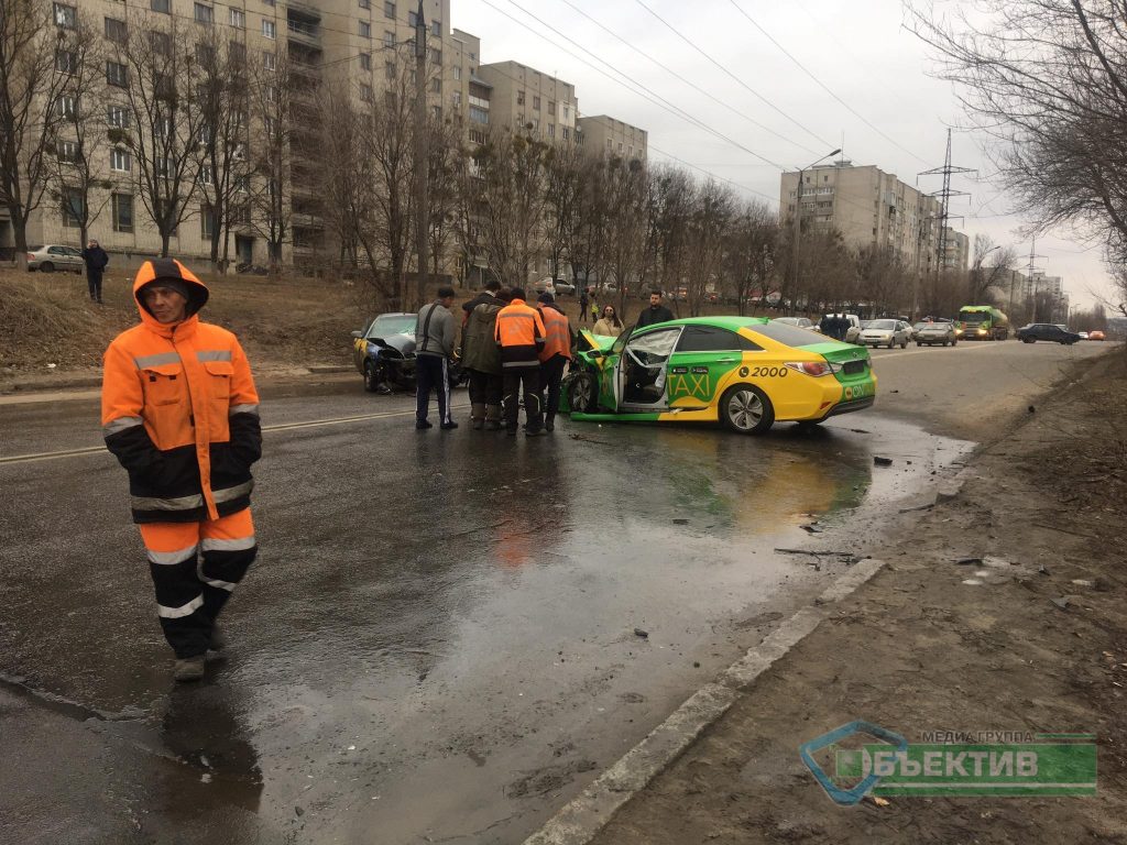 В Харькове столкнулись два автомобиля такси: есть пострадавшие (фоторепортаж)