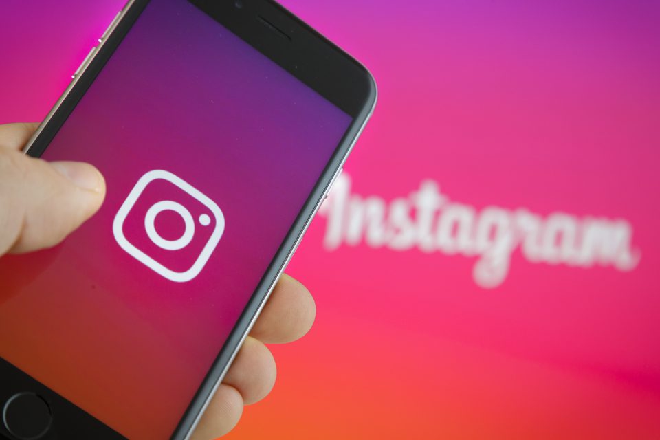 В Instagram взрослым запретили писать подросткам