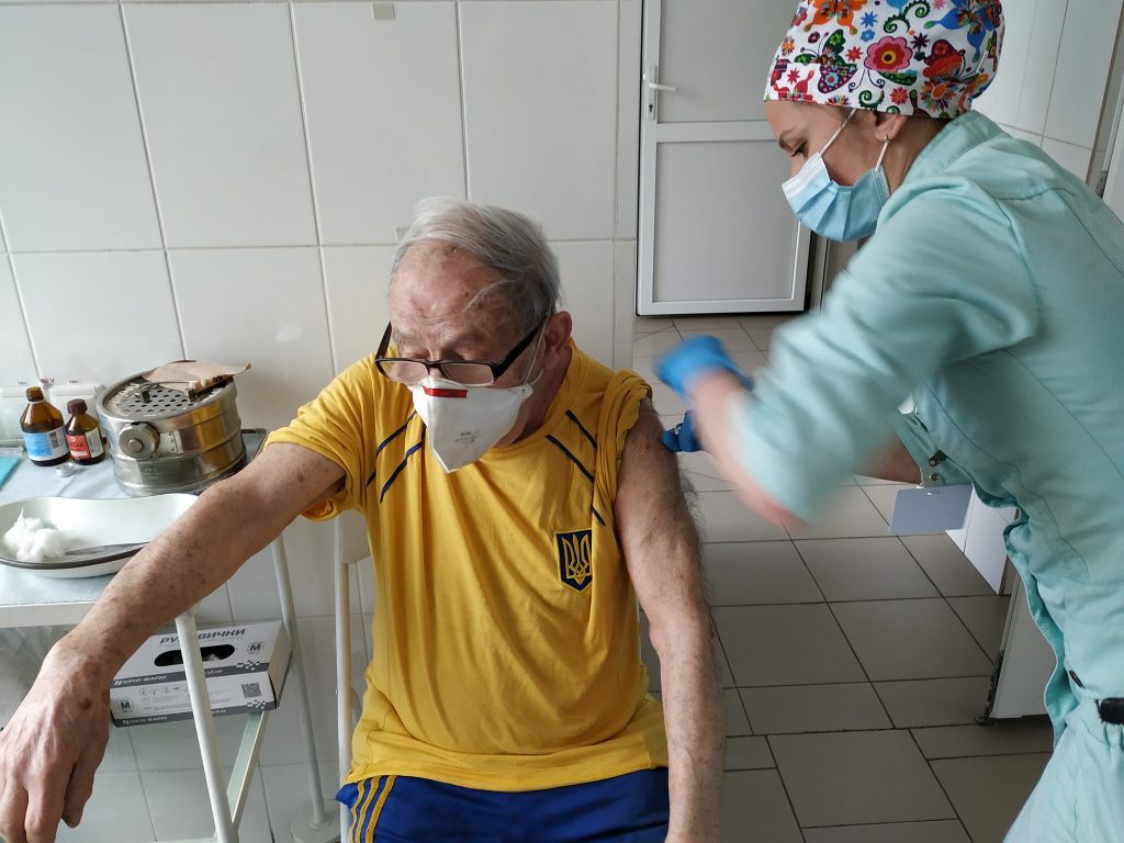 В Харькове вакцинировался 97-летний участник чемпионатов мира среди ветеранов по теннису (фото)