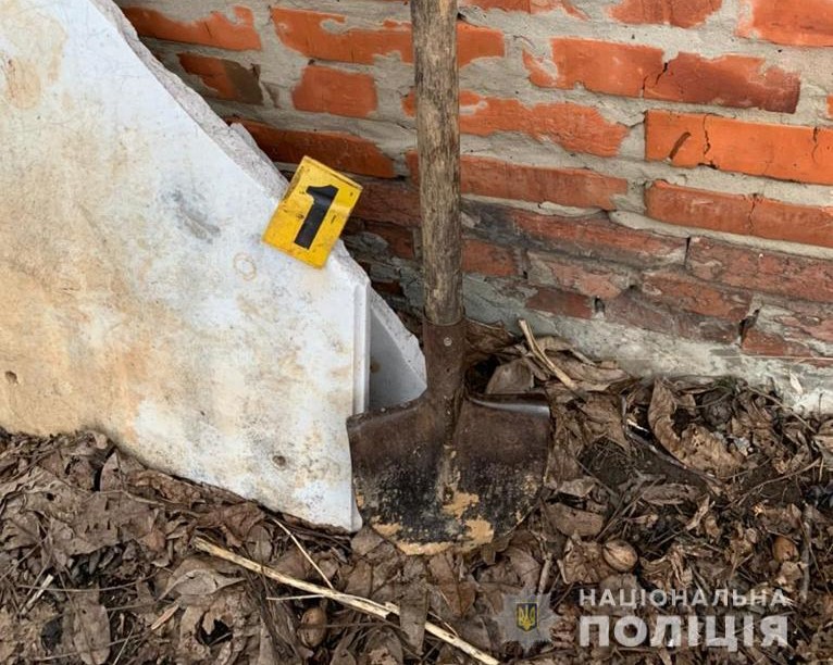Житель Харьковщины убил своего гостя лопатой