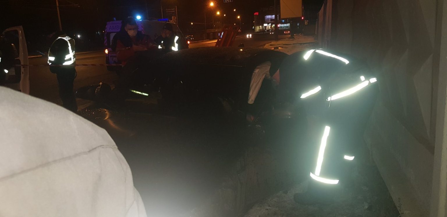 В Харькове BMW M4 врезался в ограждение: госпитализированы два человека (фото)