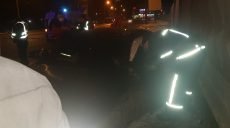 В Харькове BMW M4 врезался в ограждение: госпитализированы два человека (фото)