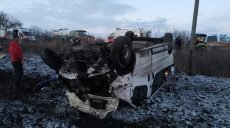 На харьковской трассе перевернулся микроавтобус: один человек погиб, восемь травмированы