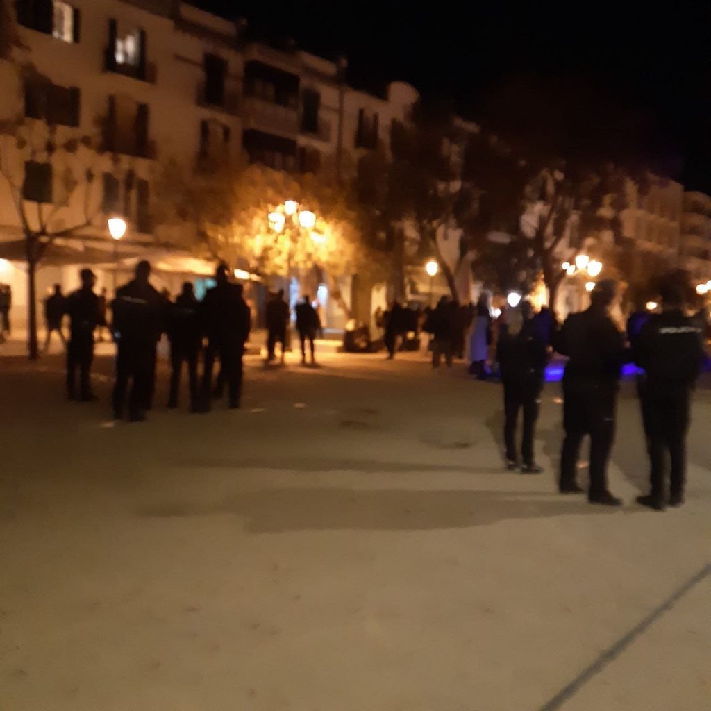 На Ибице полицейских забросали яйцами на пикете (фото, видео)