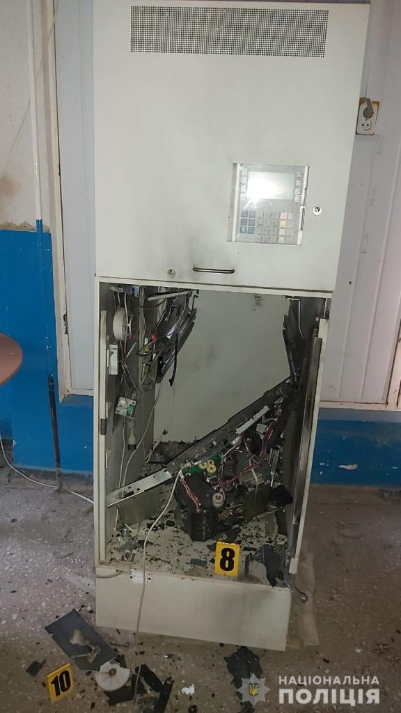 В Харьковской области очередной банкомат подорвали самодельной взрывчаткой (фото)