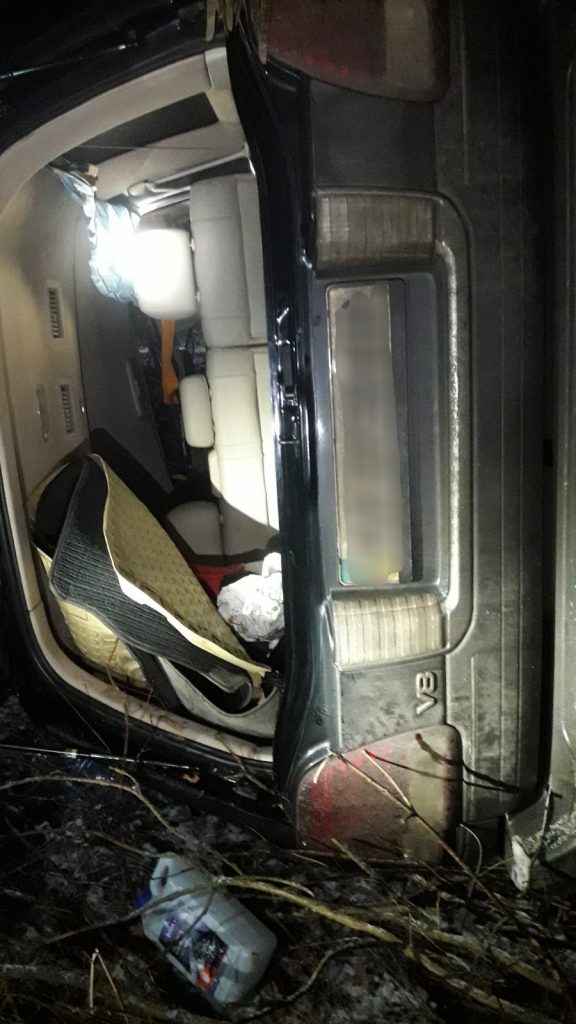 Не мог выбраться из машины — под Харьковом спасатели помогали водителю Lexus (фото)