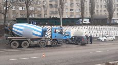 В Харькове бетономешалка столкнулась с двумя авто — травмированы два человека (фото)