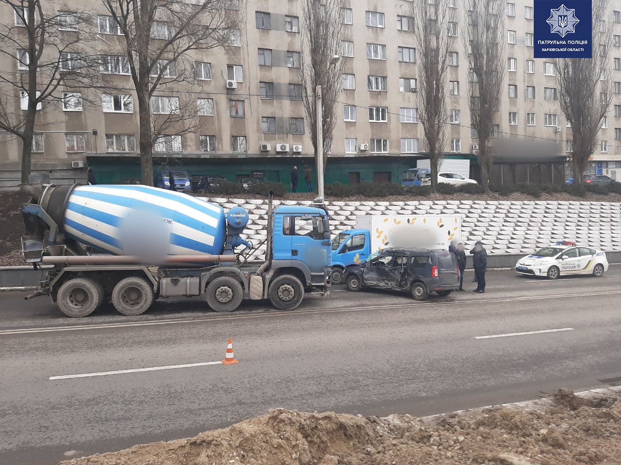 В Харькове бетономешалка столкнулась с двумя авто — травмированы два человека (фото)