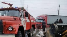 Ситуация на дорогах Харьковщины: спасатели вытащили фуру из грязи (фото)
